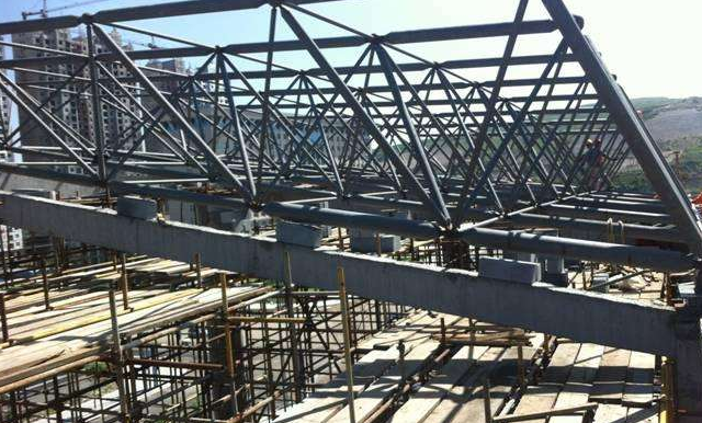 济南简述网架公司的黑色压型钢板的吊装步履